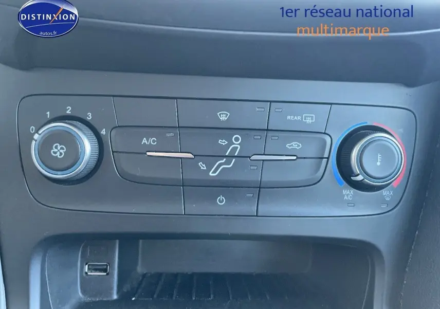 Gros plan sur la commande de climatisation de la Ford Focus SW 2018, avec réglages de ventilation et température.