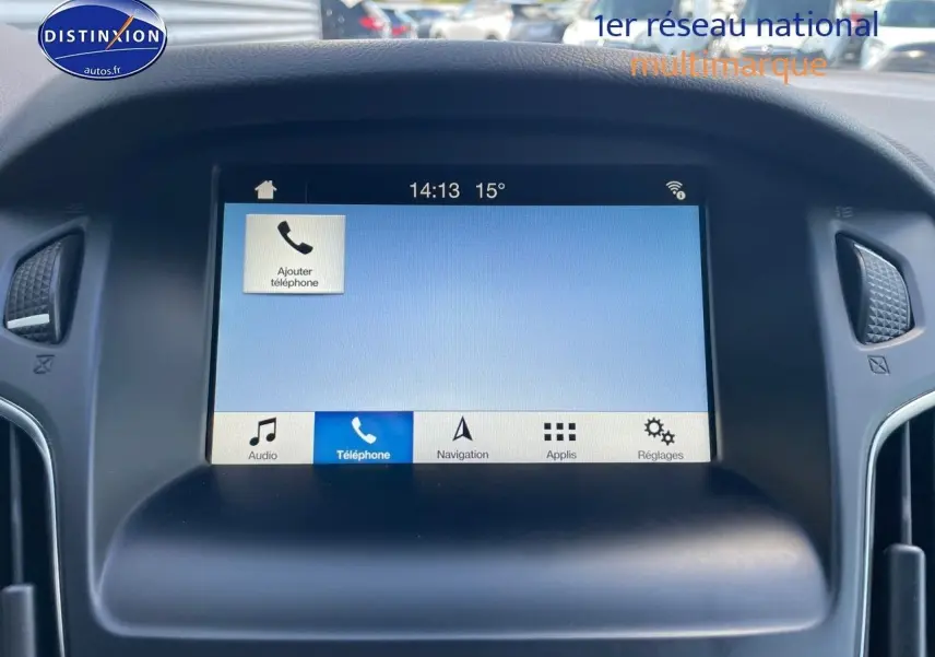 Écran tactile central de la Ford Focus SW gris magnetic, affichant le menu téléphone en intérieur.