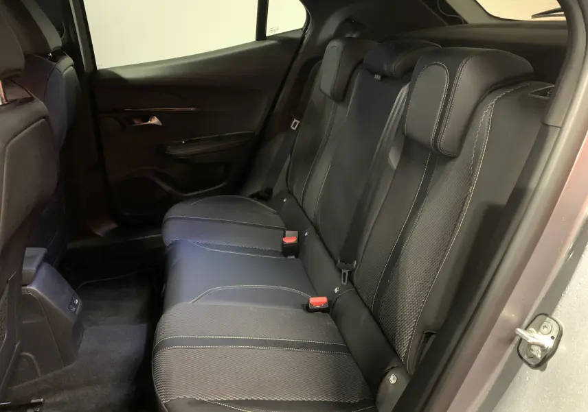 Vue intérieure côté droit des sièges arrière en cuir noir avec surpiqûres contrastantes du Peugeot 2008 gris 2023.