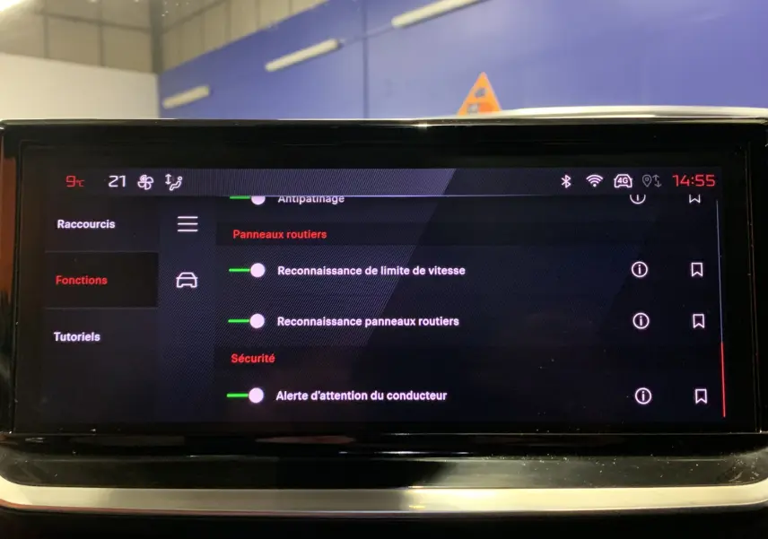 Écran tactile du tableau de bord du Peugeot 2008 gris 2023 affichant les options d'assistance à la conduite.