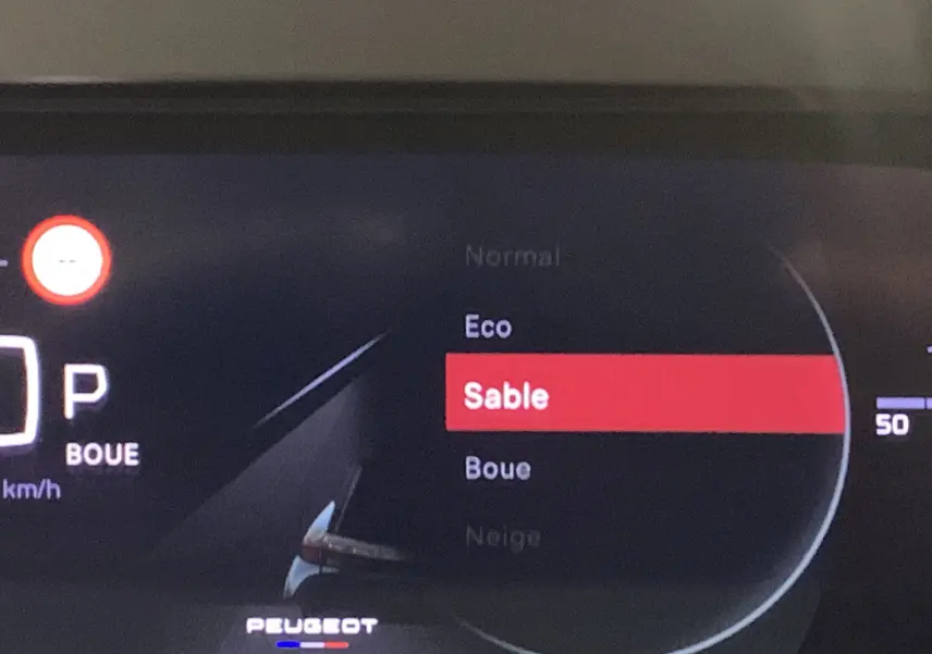 Affichage numérique intérieur du Peugeot 2008 2023 montrant le mode de conduite "Sable" sélectionné en rouge.