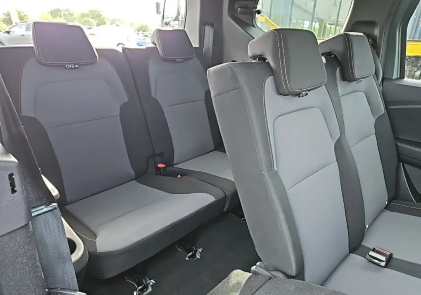 Vue intérieure sur la 3ème rangée de sièges gris et noirs du Dacia Jogger Extreme Hybrid 2024, banquette rabattable 50/50.
