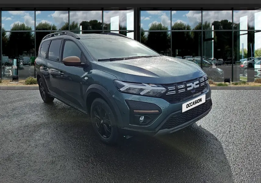 Dacia Jogger Extreme Hybrid vert, vue 3/4 avant gauche, avec jantes noires et barres de toit noires.