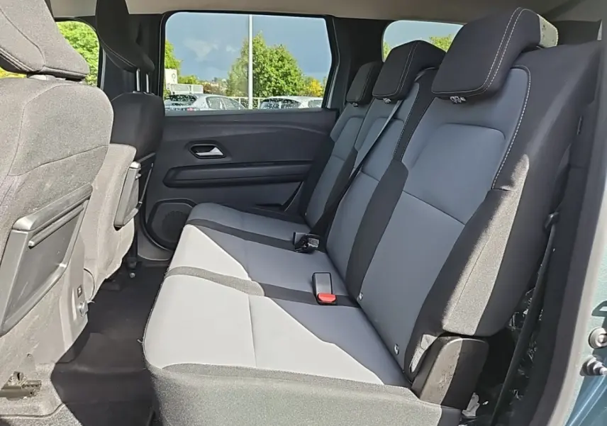 Banquette arrière grise et noire vue de côté gauche dans un Dacia Jogger Extreme Hybrid 2024 vert.