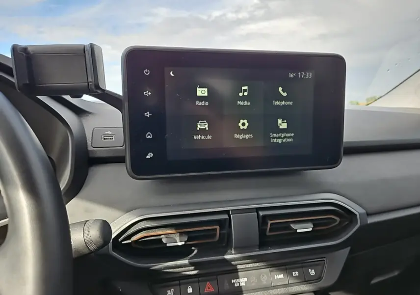 Écran tactile central du tableau de bord de la Dacia Jogger 2024, affichant les options multimédia et véhicule.