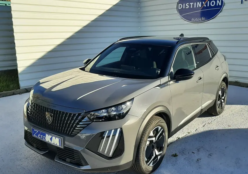 Peugeot 2008 gris selenium en 3/4 avant droit, avec toit noir et signature lumineuse LED verticale distinctive.