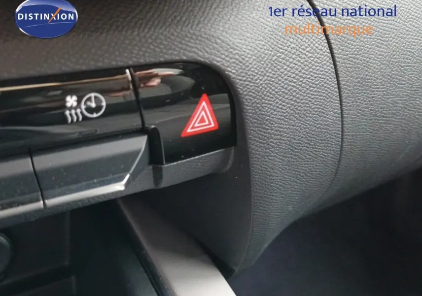 Détail intérieur du tableau de bord du Citroën C5 Aircross hybride rechargeable 2022, avec bouton de warning rouge visible.