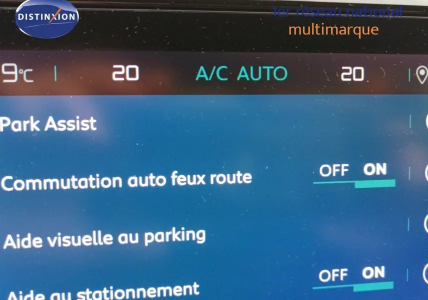 Écran tactile intérieur de la Citroën C5 Aircross hybride rechargeable 2022, affichant les options d’aide au stationnement.
