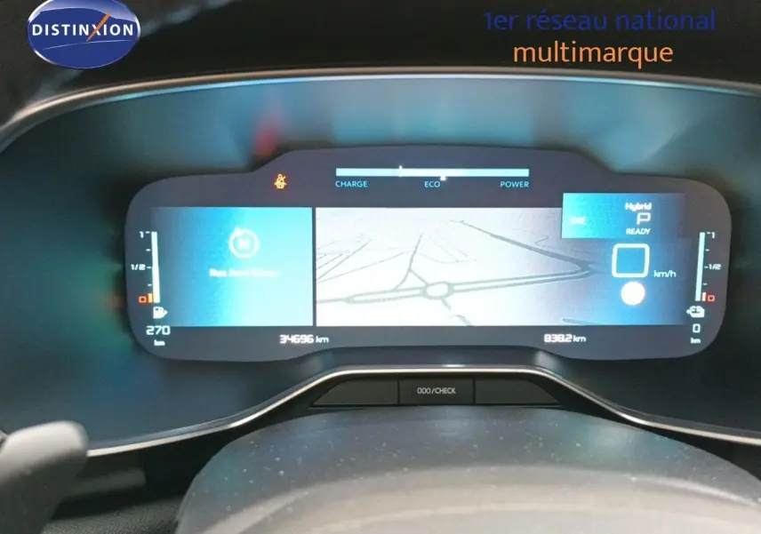 Tableau de bord numérique du Citroën C5 Aircross hybride rechargeable 2022, affichage de navigation et indicateurs.