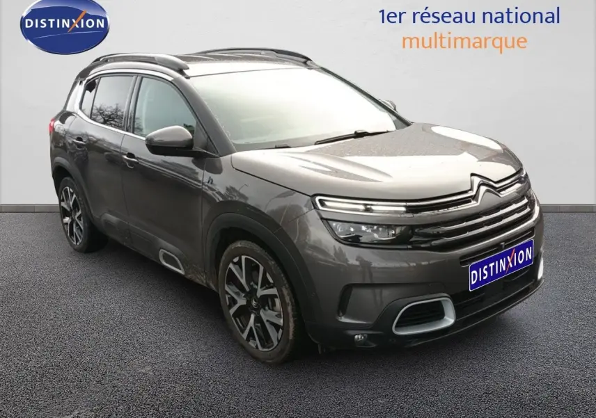 Citroën C5 Aircross hybride rechargeable gris platinium en 3/4 avant droit avec jantes distinctives.