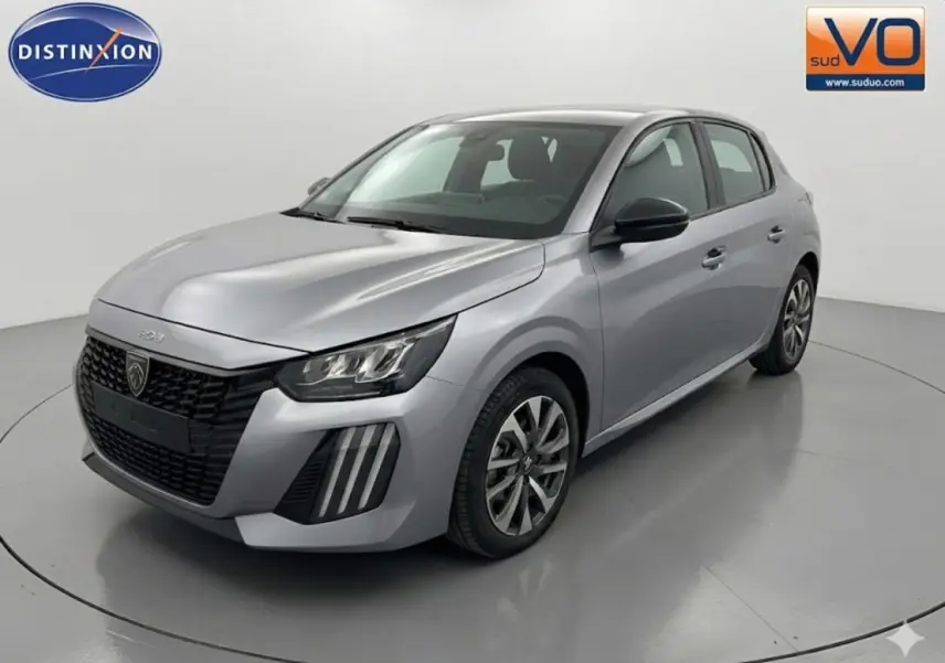 PEUGEOT 208 Hybrid gris en 3/4 avant droit, avec calandre noire et jantes 16 pouces visibles.