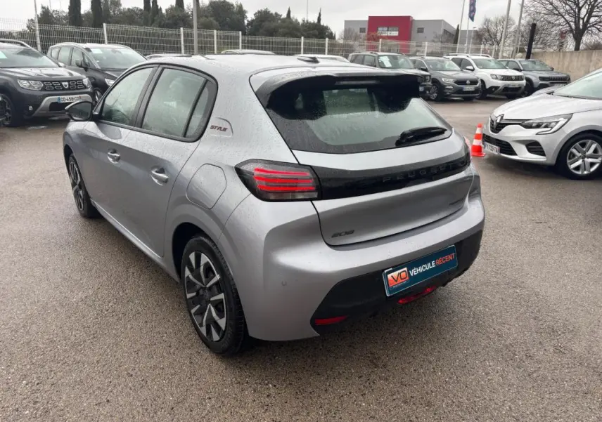 Vue 3/4 arrière droite d'une Peugeot 208 Hybrid 100 e-DCS6 Style gris avec feux arrière LED et jantes 16 pouces.
