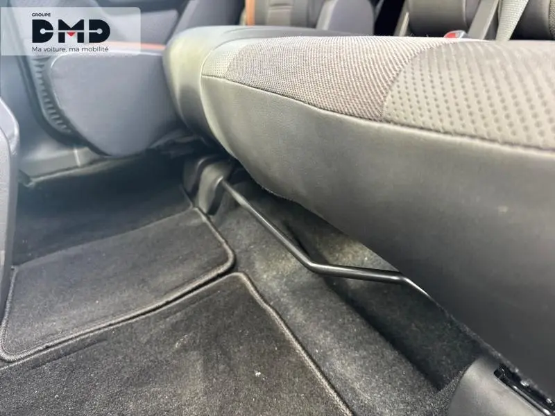 Détail du dessous de la banquette arrière en tissu noir et marron du Suzuki Vitara 2026, vue côté droit.