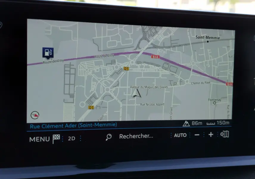 Écran de navigation intérieur du Peugeot 3008 2023 affichant une carte avec itinéraire et options en bas.