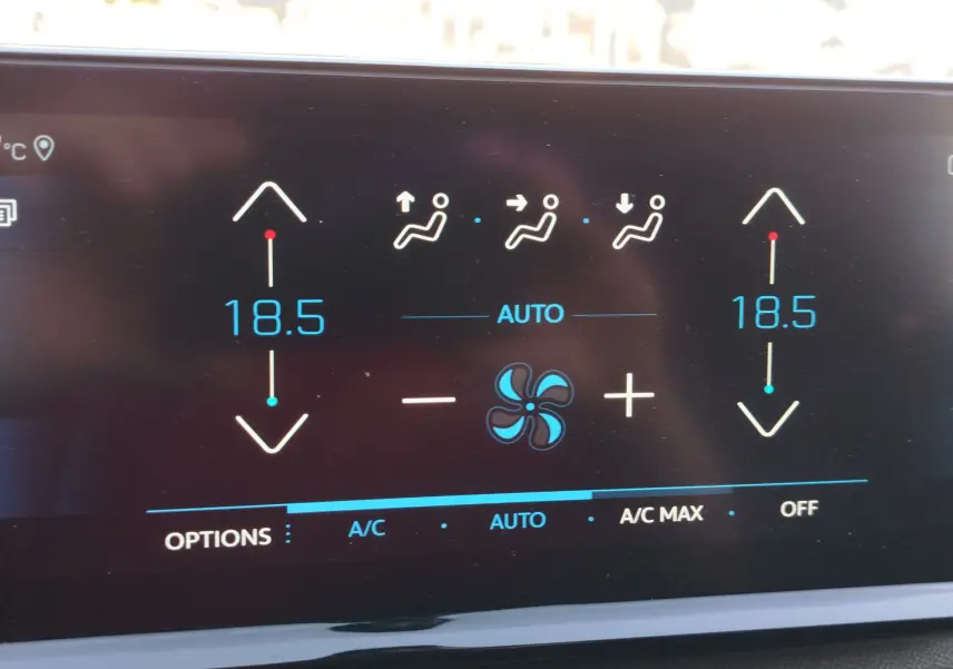 Écran tactile de la climatisation automatique du Peugeot 3008 2023, affichant 18,5°C pour chaque côté.