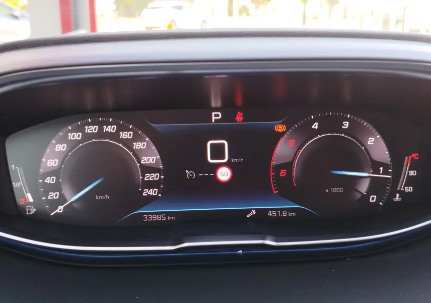 Vue rapprochée du tableau de bord numérique du Peugeot 3008 gris Platinium, affichant la vitesse à 0 km/h.