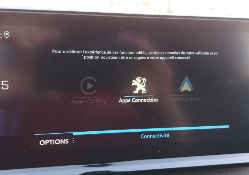 Écran tactile intérieur du Peugeot 3008 2023 affichant les options de connectivité avec Apps Connectées en surbrillance.