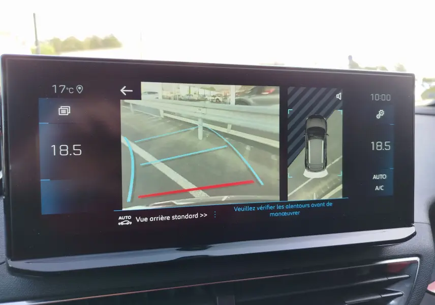 Écran multimédia du Peugeot 3008 2023 affichant la caméra de recul avec guidage de trajectoire en bleu et rouge.