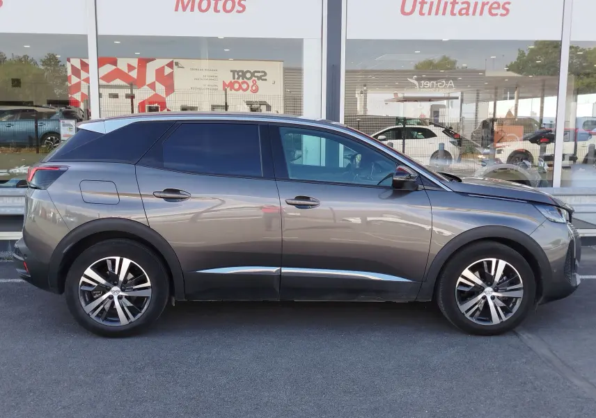 Peugeot 3008 gris Platinium vue de profil côté gauche, avec jantes alliage bicolores et vitres teintées.