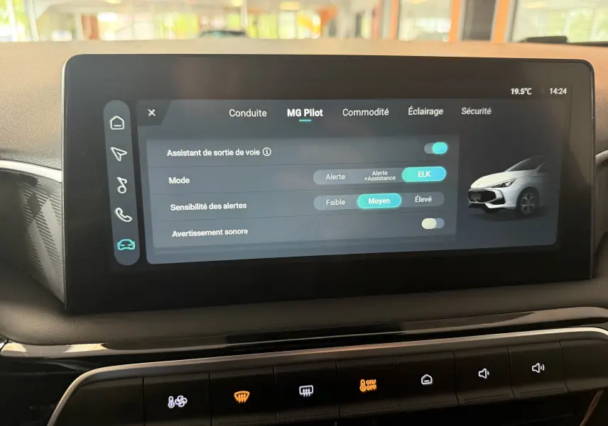 Écran tactile intérieur du MG3 Hampstead Grey montrant les réglages avancés d’aide à la conduite MG Pilot.