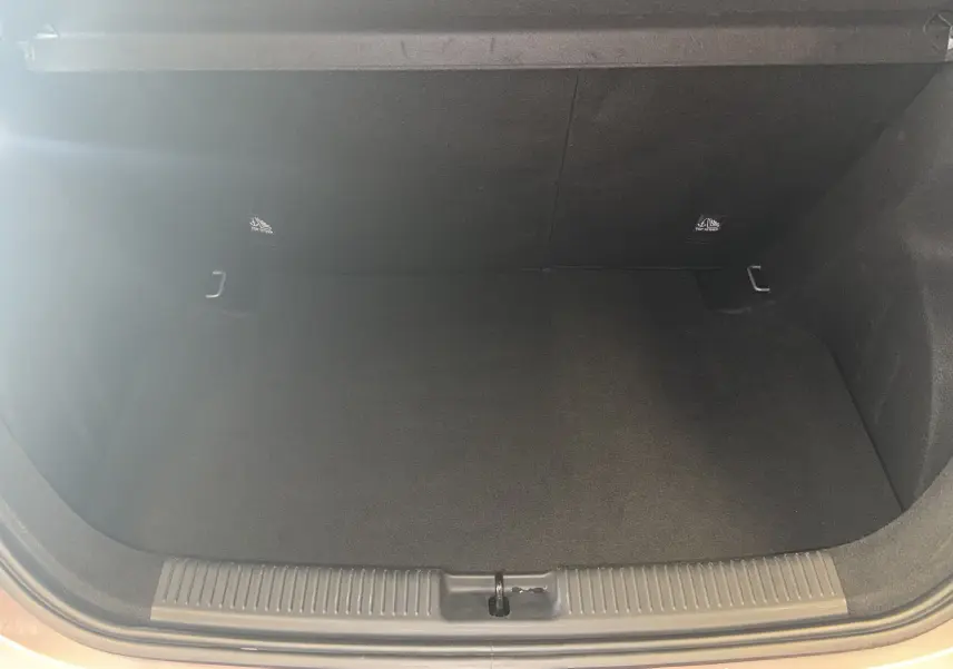 Coffre ouvert vu de face du MG3 1.5 L Hybrid+ Luxury, intérieur noir avec ancrages ISOFIX visibles.