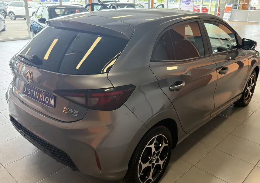 Vue 3/4 arrière droite d'une MG3 Hybrid+ gris métallisé Hampstead avec vitres surteintées et jantes alliage 16 pouces.