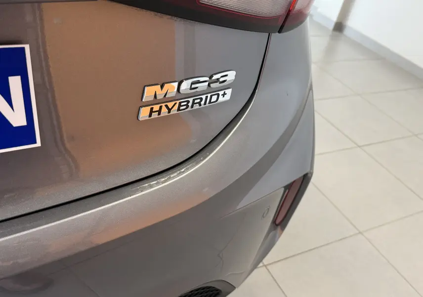 Gros plan sur l'arrière droit gris Hampstead d'une MG3 Hybrid+ avec badges distinctifs visibles.