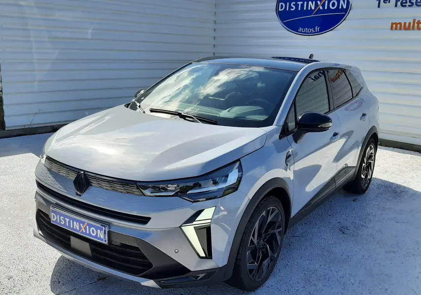 Renault Symbioz E-Tech Full Hybrid gris Rafale, vue 3/4 avant droit, avec calandre noire et jantes noires bicolores.