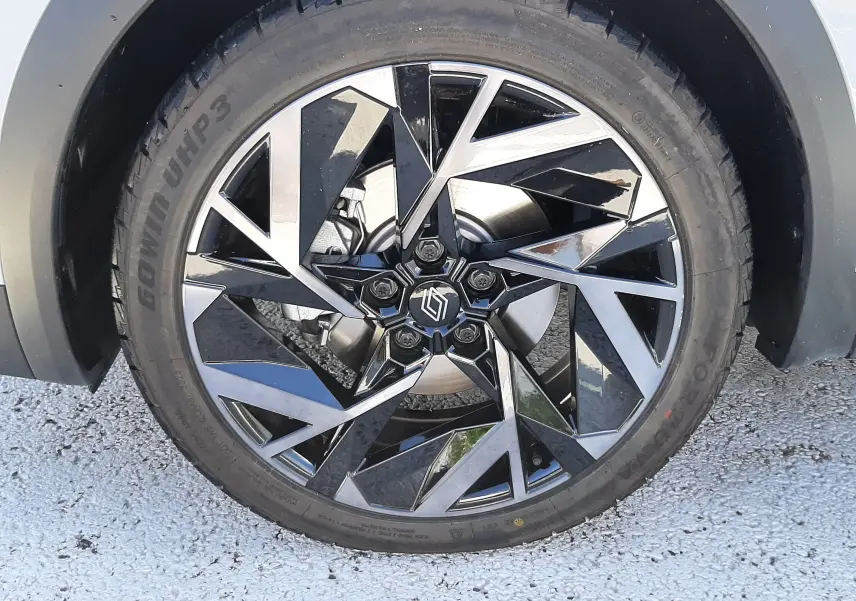 Gros plan sur la roue avant droite du Renault Symbioz gris Rafale, jante alliage noire et argent au design géométrique.