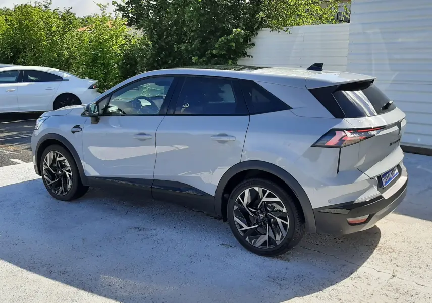 Renault Symbioz E-Tech Full Hybrid gris Rafale, vue 3/4 arrière droit, jantes noires et toit noir contrasté.