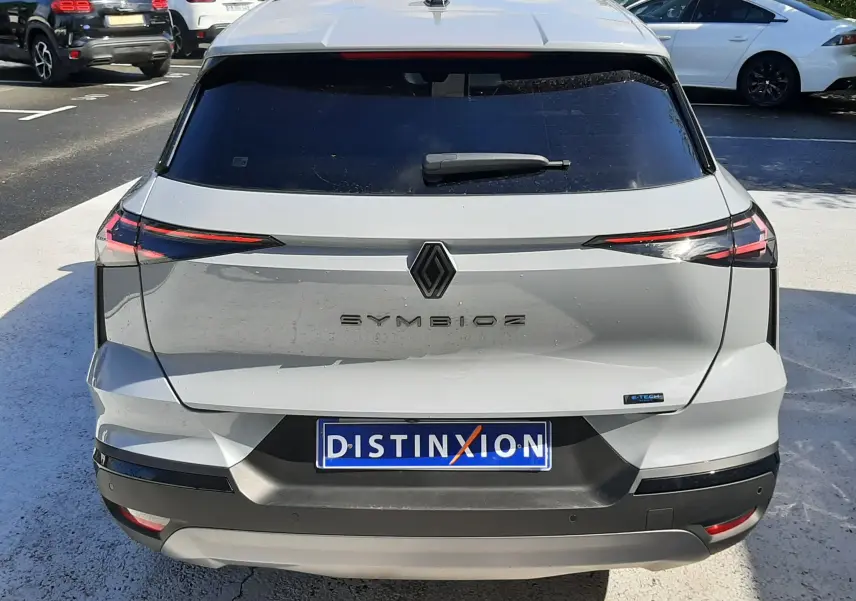 Vue arrière d'une Renault Symbioz gris rafale 2025 avec feux LED fins et logo distinctif au centre du hayon.