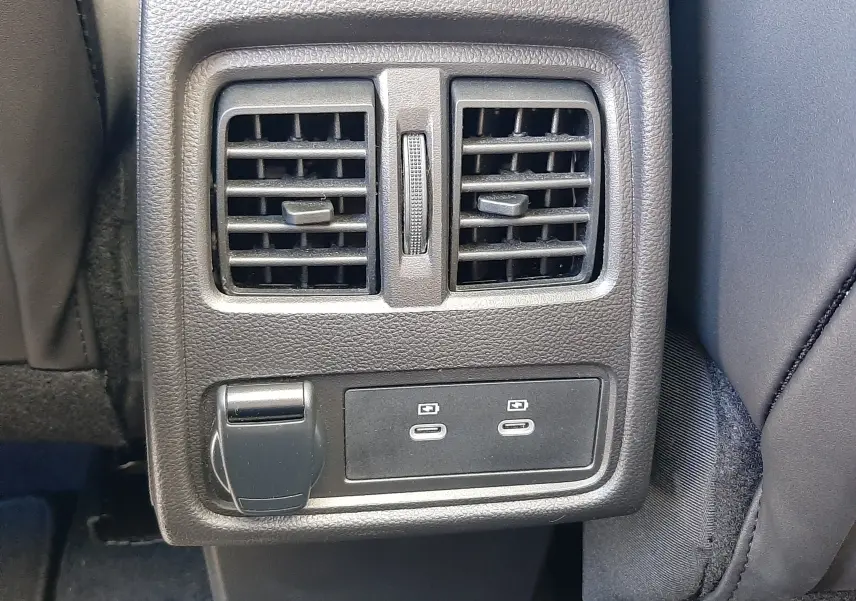 Détail intérieur montrant les aérateurs arrière et deux ports USB-C sur Renault Symbioz gris Rafale 2025.