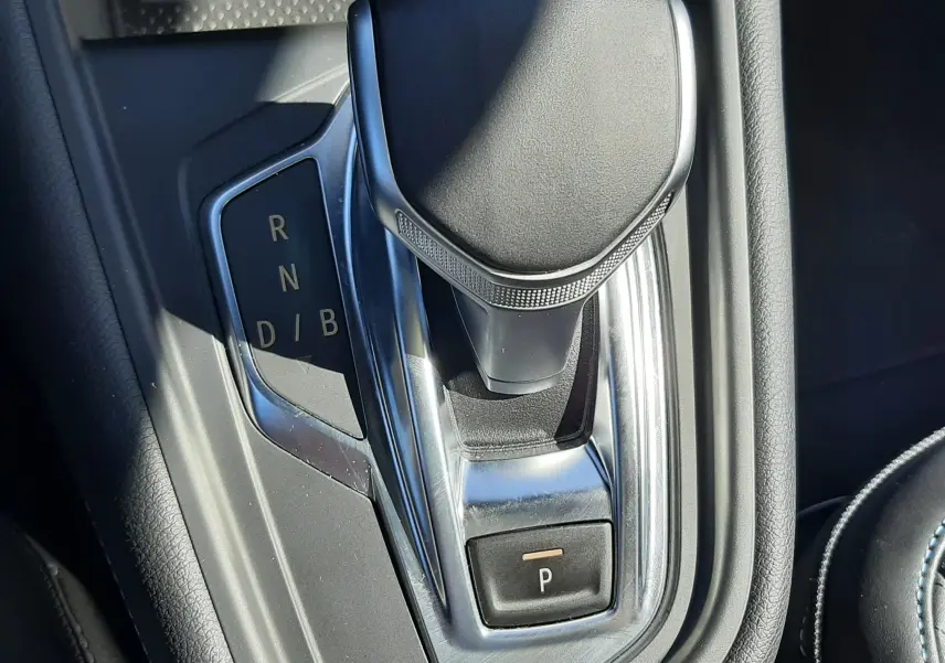 Gros plan sur le levier de vitesses automatique noir et chrome de la Renault Symbioz E-Tech Full Hybrid 2025.