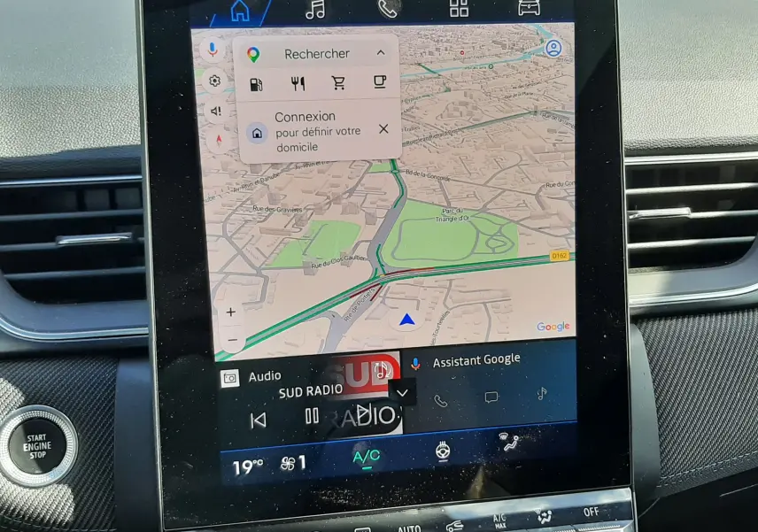 Écran tactile central du Renault Symbioz E-Tech hybride 2025, affichant navigation et commandes climatisation, intérieur noir.