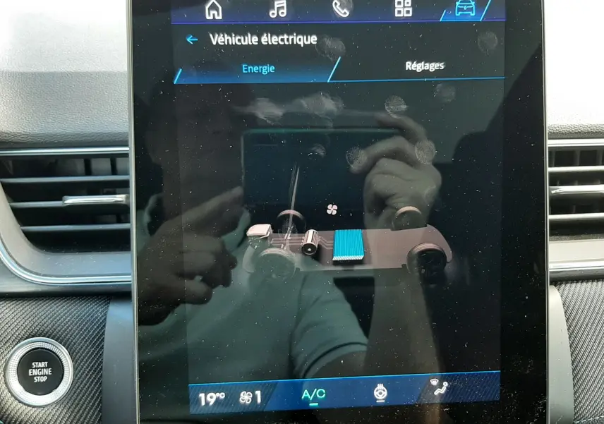 Écran tactile central du Renault Symbioz E-Tech Full Hybrid 145, affichant les réglages énergie du véhicule hybride.