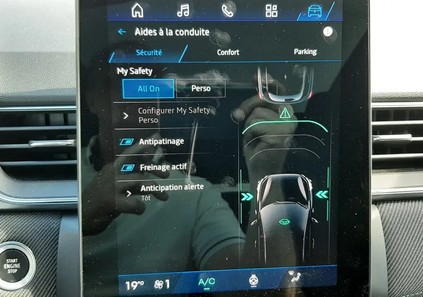 Écran tactile central du Renault Symbioz E-Tech Full Hybrid 2025 affichant les aides à la conduite et la climatisation.