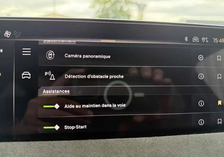Écran tactile intérieur du DS3 hybride 2025 affichant les options d’assistance à la conduite.