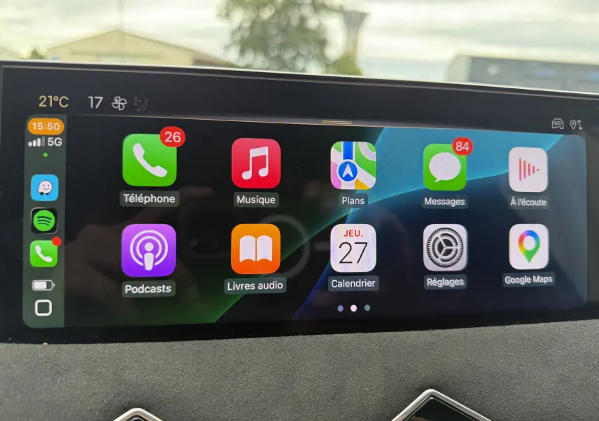 Écran tactile intérieur du DS3 hybride 2025 affichant les applications connectées avec interface colorée et notifications visibles.