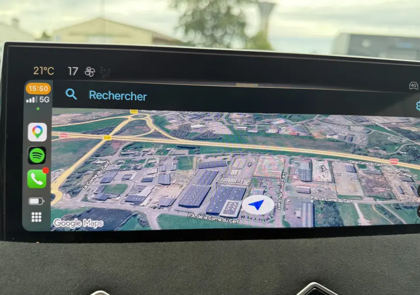 Écran tactile intérieur du DS3 hybride 2025 affichant la navigation Google Maps en vue satellite.
