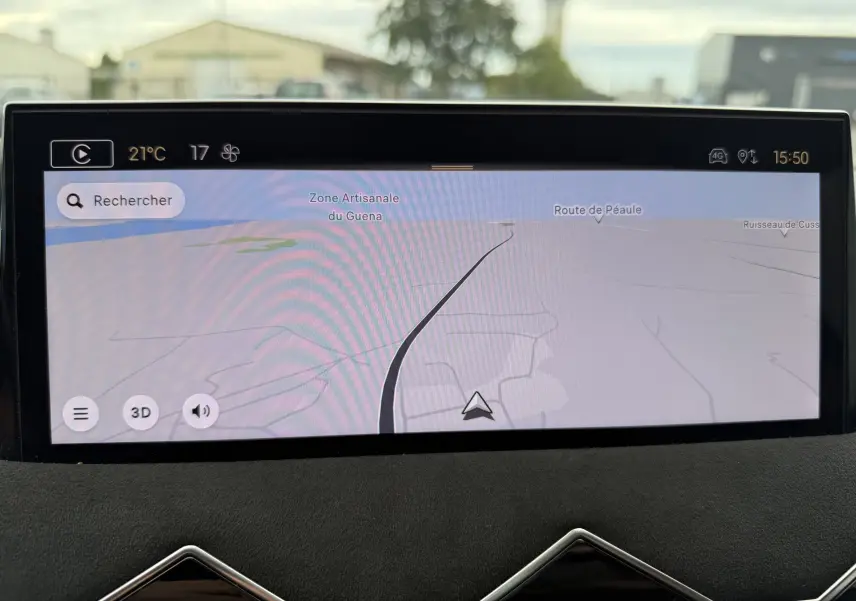Écran tactile du GPS intérieur du DS3 2025, affichant une carte avec navigation en cours.