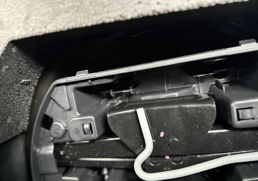 Gros plan sur un élément mécanique intérieur noir du DS3 Hybride 2025, sans couleur extérieure visible ni angle de vue véhicule.
