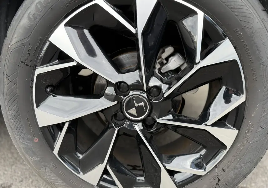 Gros plan sur la jante noire et argentée au design géométrique du DS3 HYBRIDE 145 e-DCT6 Étoile 2025.