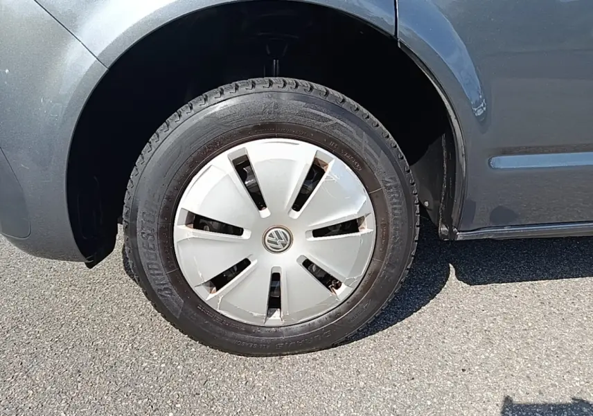 Gros plan sur la roue avant gauche gris foncé d’un Volkswagen Transporter 2.0 TDi 150 DSG7 L2H1 Confort.