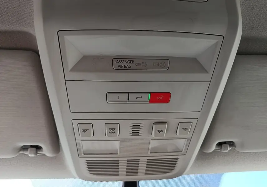 Plafonnier intérieur gris clair du Volkswagen Transporter 2.0 TDi 150 DSG7, avec boutons SOS et éclairages de lecture.