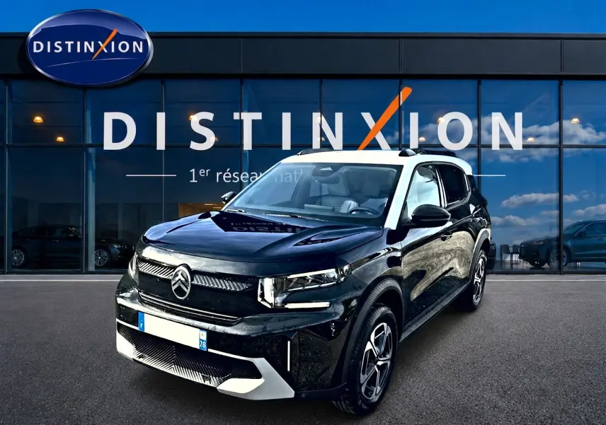 Citroën C3 Aircross noir vue 3/4 avant droit avec toit blanc et jantes alu devant vitrine Distinxion.