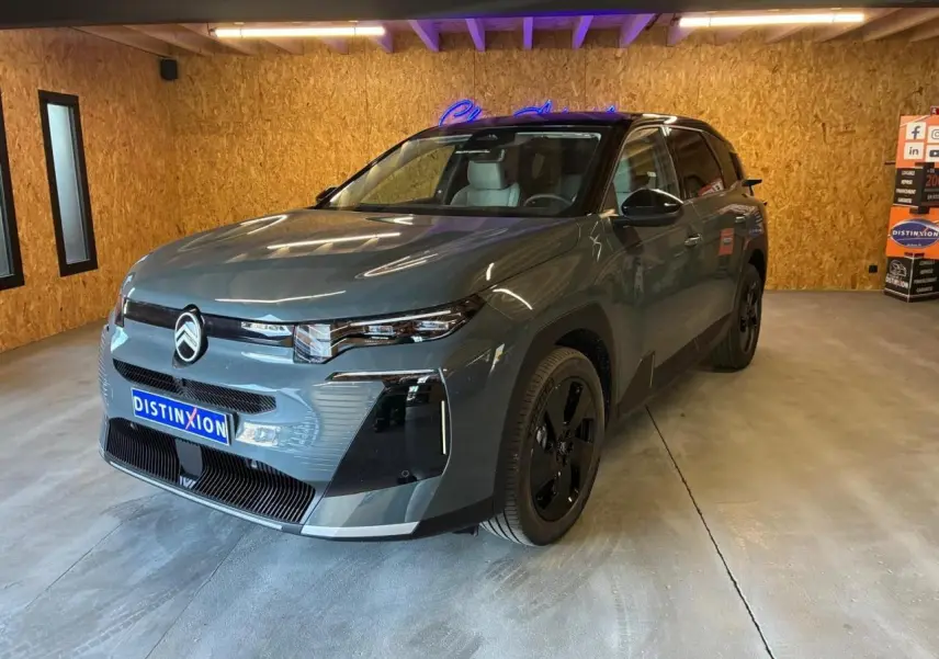 Vue 3/4 avant droite du Citroën C5 Aircross II 1.2 hybride 2026 vert, avec jantes noires et calandre distinctive.