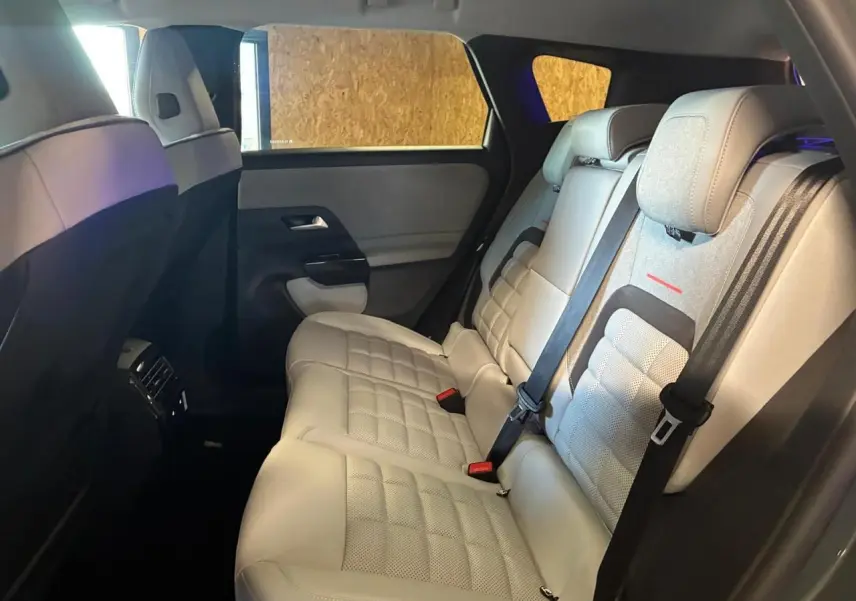 Vue intérieure arrière montrant les sièges en cuir clair du Citroën C5 Aircross II 2026, avec ceinture de sécurité noire.