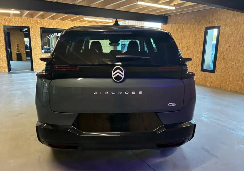 Vue arrière d'un Citroën C5 Aircross 2026 vert, avec logo et nom du modèle bien visibles sur le hayon.