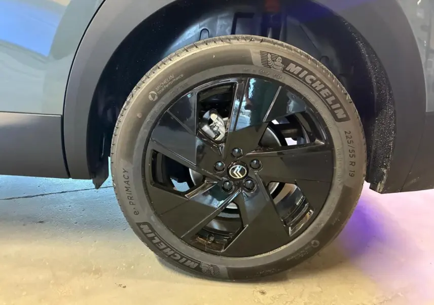 Gros plan sur la roue avant droite du Citroën C5 Aircross vert 2026, avec jante noire brillante et pneu Michelin.