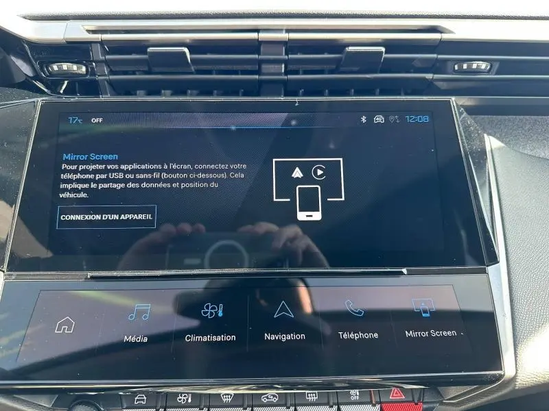 Écran tactile central du tableau de bord de la Peugeot 308 bleu, affichant le menu Mirror Screen.